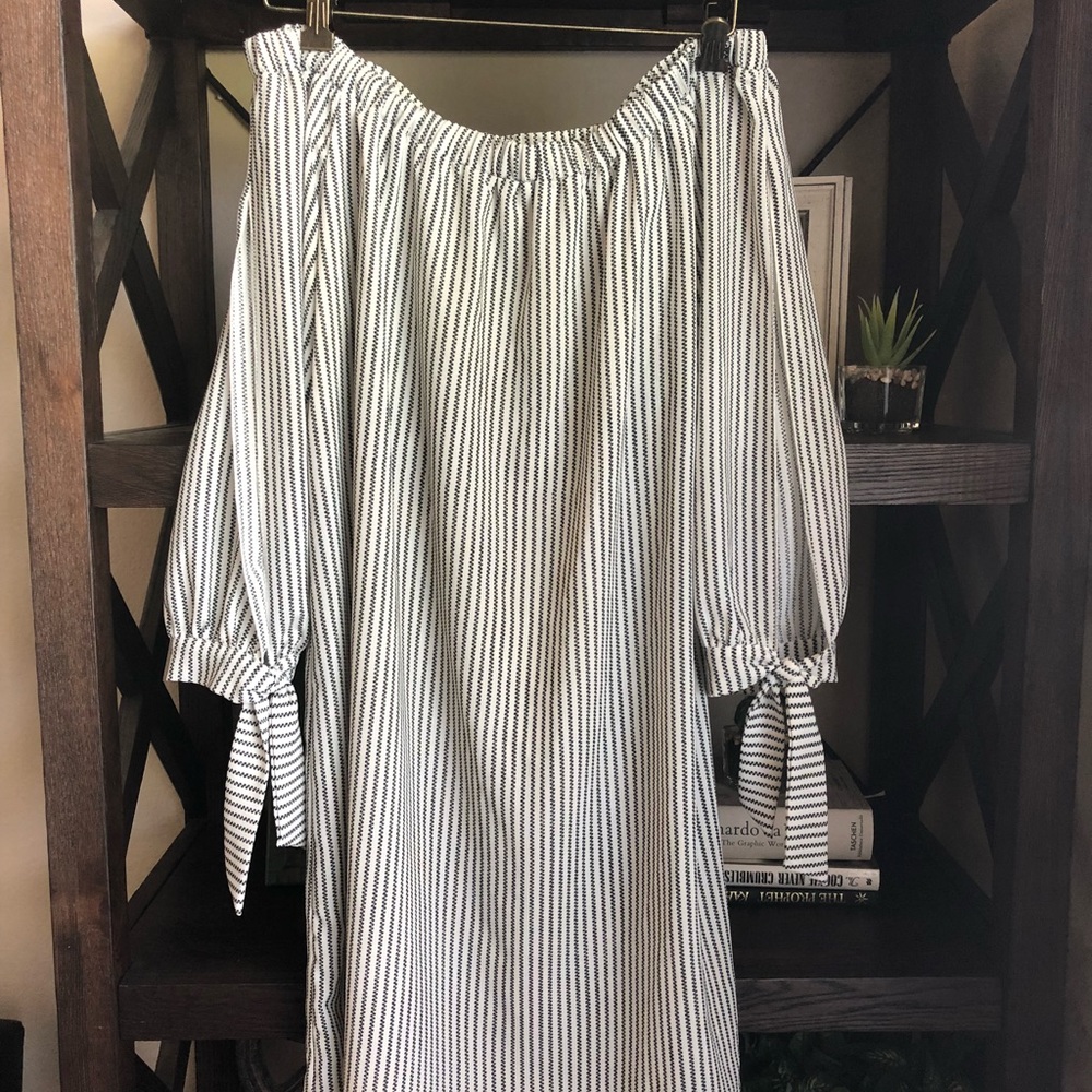Black&white off shoulder dress size medium NWOT
